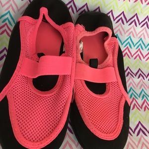 •Swimming shoes•